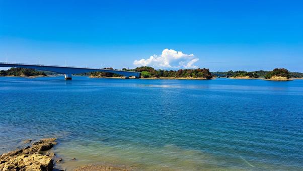 前島から見る天草4号橋のある景色 上天草,天草松島,4号橋の写真素材