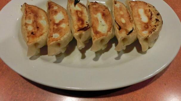 餃子並んでいる 餃子並んでいるの写真