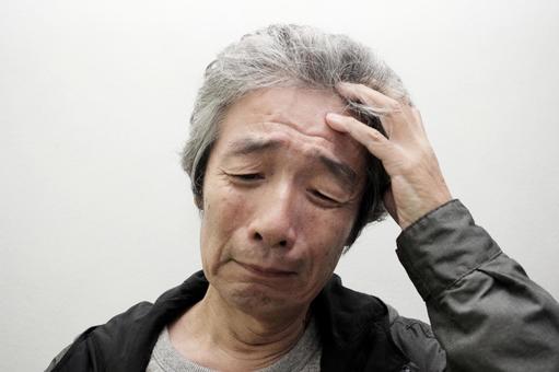 悩むシニア男性 悩むシニア男性の写真