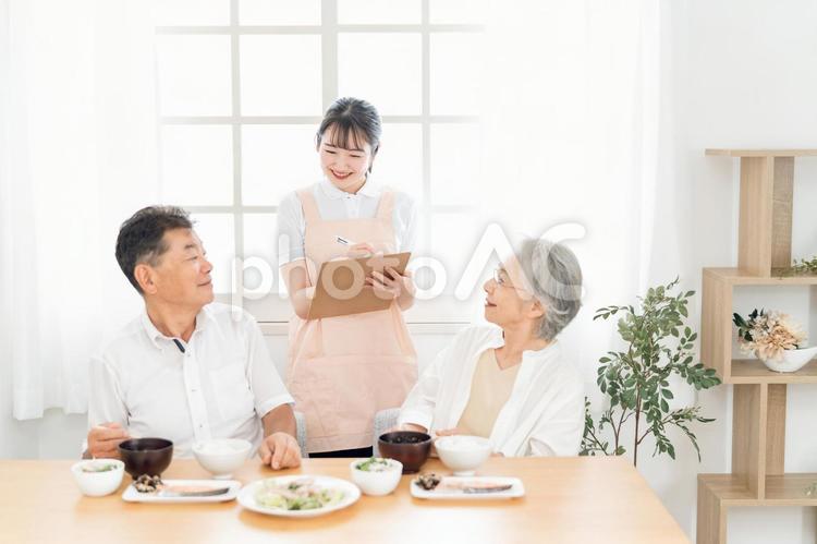 高齢者の食事をチェックする女性（栄養士） 栄養士,高齢者,食事の写真素材