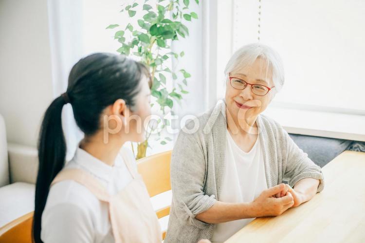笑顔の高齢者女性と女性スタッフ 高齢者,笑顔,おばあちゃんの写真素材
