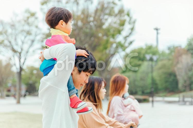 赤ちゃんを肩車して歩くパパとママ 家族,夫婦,赤ちゃんの写真素材