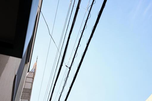 黒い電線と青空 電気,高圧電線,青空の写真素材