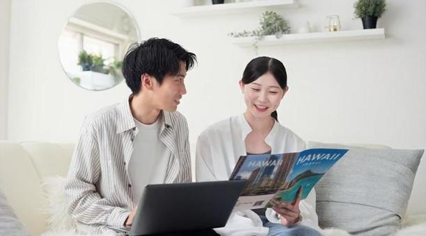 旅行プランを話し合うアジア人カップル 旅行プランを話し合うアジア人カップル 旅行,カップル,女性の写真素材