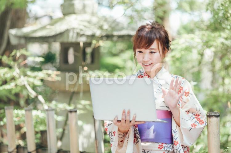 PCを使う浴衣姿の女性 浴衣,テレワーク,ワーケーションの写真素材