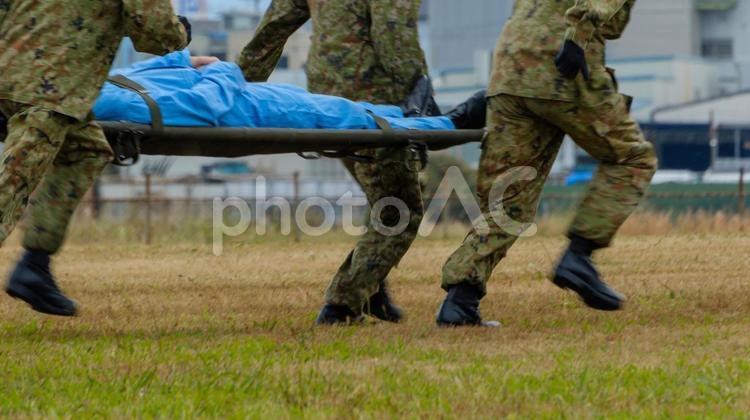 救助活動中の自衛隊員 自衛隊,救助活動,担架の写真素材