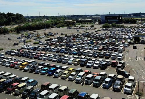 ショッピングモールの広大な駐車場 ショッピングモールの広大な駐車場 駐車場,自動車,車の写真素材