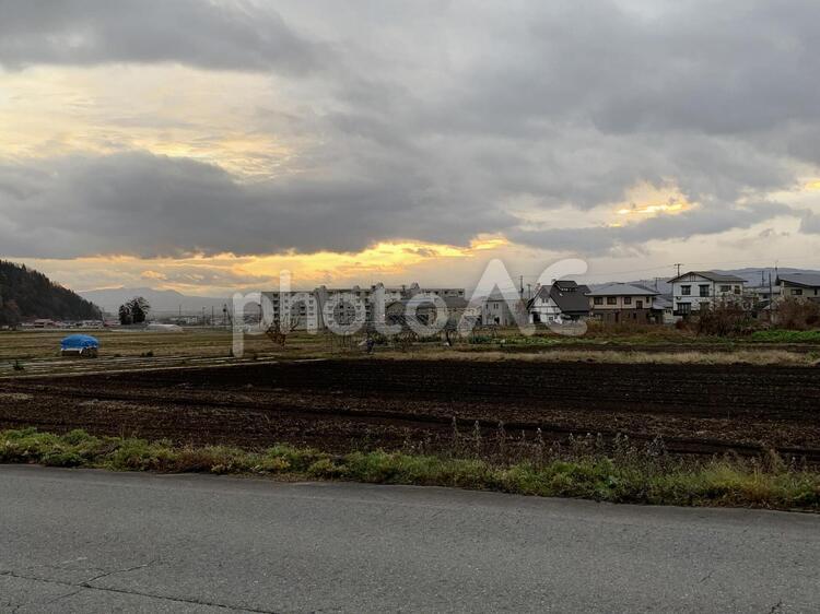 夕日と畑 風景,道路,通りの写真素材