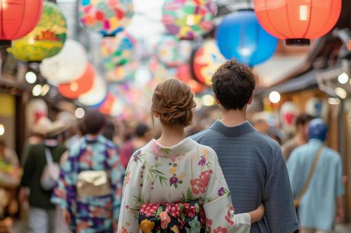 浴衣姿のカップルが歩く夏祭りの夜 浴衣姿のカップルが歩く夏祭りの夜の写真