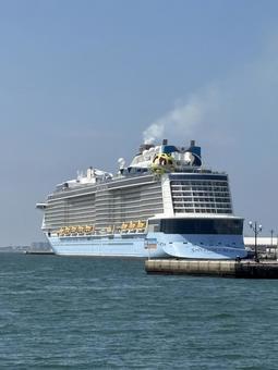 豪華客船 博多港より① 豪華客船 博多港より① 海,船,港の写真素材
