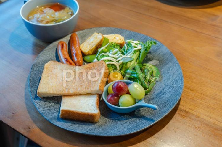 トーストと野菜の洋風朝食プレート 朝食,洋食,トーストの写真素材