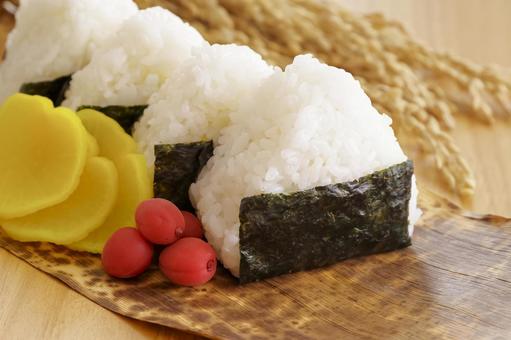 竹の皮に包まれた美味しそうなおにぎり弁当 米,白米,新米の写真素材