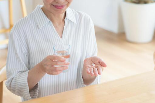 薬を飲むシニアの女性 女性,薬,病気の写真素材