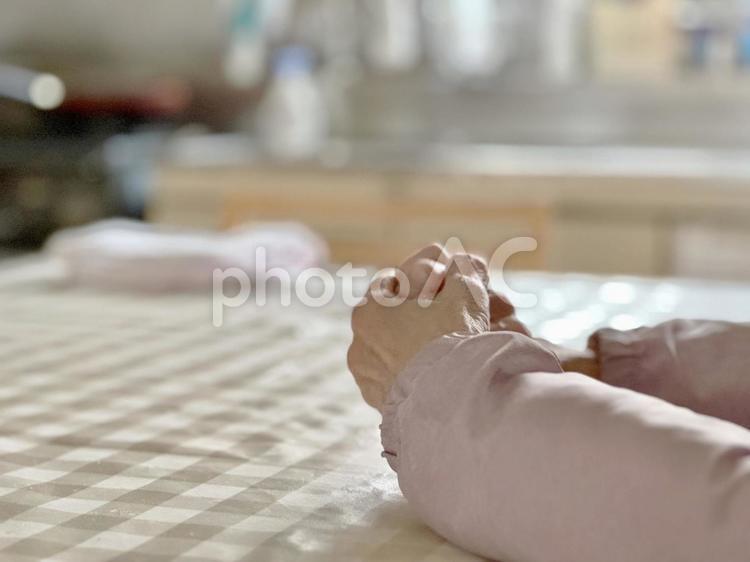 台所のテーブルで組んだ高齢女性の手 高齢者,女性,人の写真素材