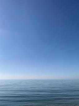 空と海が溶け合う水平線の写真