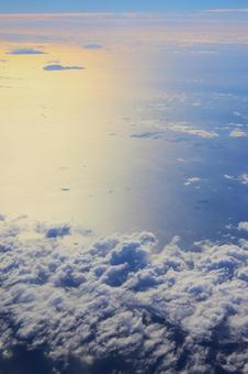 １０月中旬の上空からの空の雲と海 雲,白,海の写真素材
