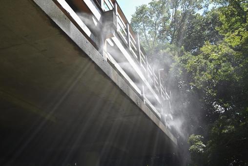 水飛沫に差し込む日差し 水飛沫に差し込む日差しの写真