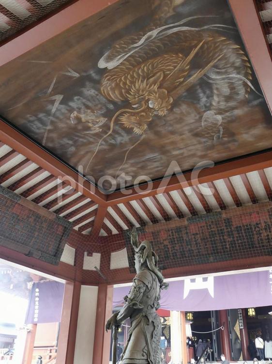 浅草寺、お水舎の天井に描かれた墨絵の龍 浅草寺,お水舎,墨絵の龍の写真素材