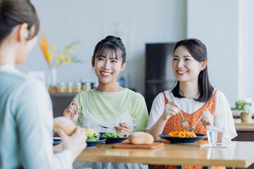カフェでランチをする若い女性 カフェでランチをする若い女性 女性,食事,ランチの写真素材