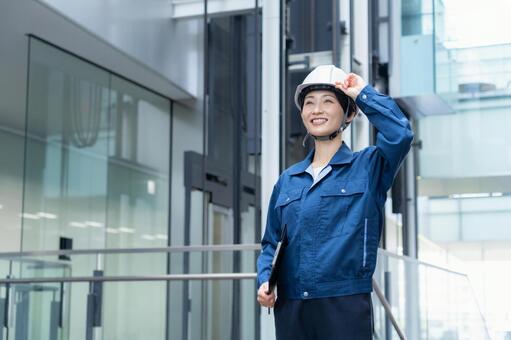 ビルメンテナンスする女性エンジニア 不動産,エンジニア,ビルメンテナンスの写真素材
