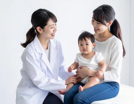 赤ちゃん定期健診をする女性医師と母親 赤ちゃん定期健診をする女性医師と母親の写真