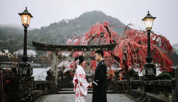 明治時代の海軍士官と着物の女性の恋 明治時代の海軍士官と着物の女性の恋の写真