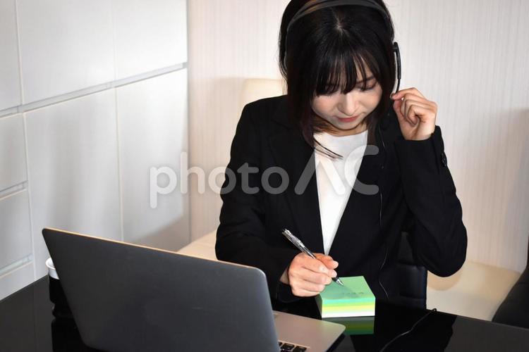 リモートで電話をしながらメモを取る女性 ビジネス,女性,仕事の写真素材