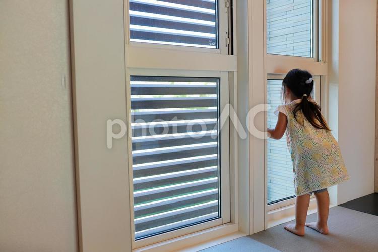 新築住宅の窓を除く女の子1 新築,窓,のぞくの写真素材