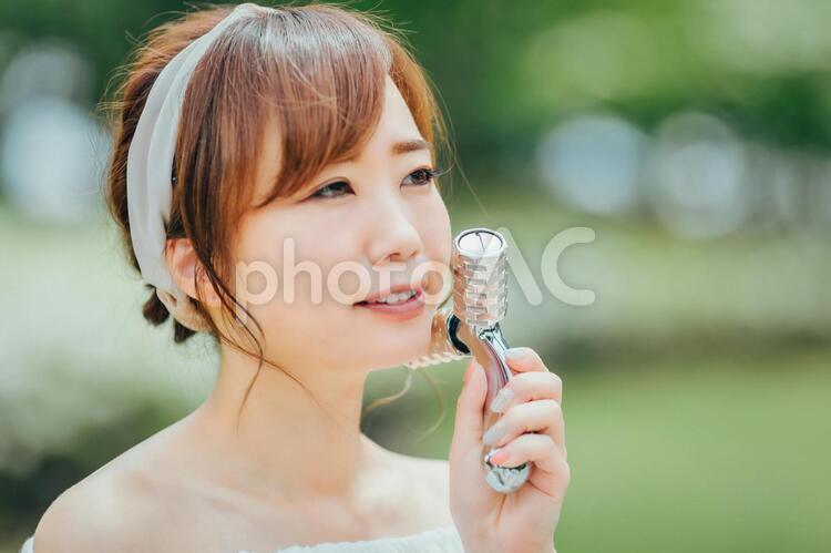 美顔ローラーを使う女性 美顔ローラー,ローラー,スキンケアの写真素材