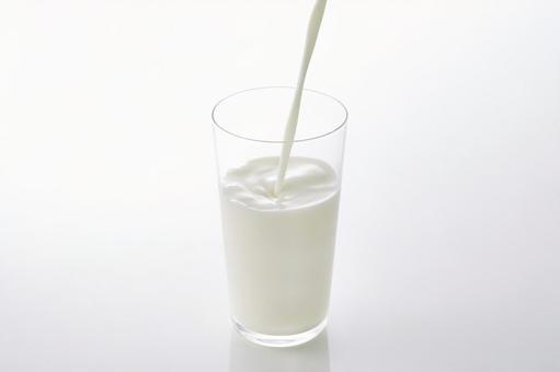牛乳を注ぐ 牛乳を注ぐ 牛乳,注ぐ,ミルクの写真素材