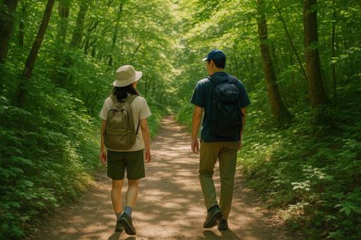 夏山を歩くカップル 夏山を歩くカップルの写真
