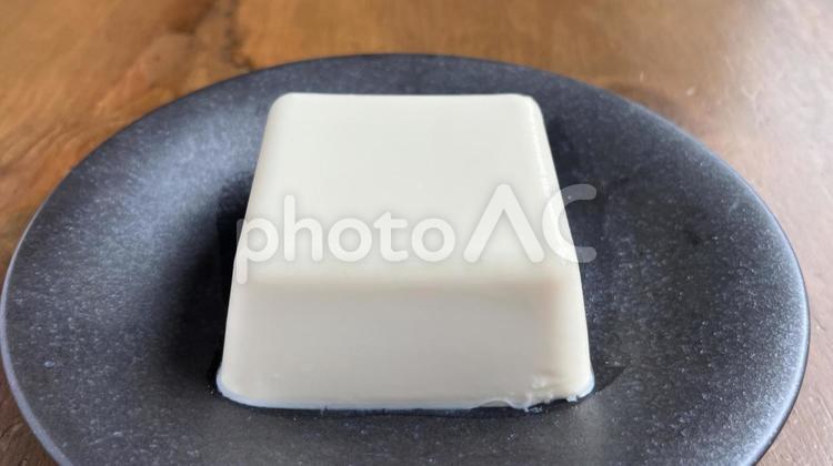 冷奴（黒い皿、正面から） 冷奴,豆腐,絹ごし豆腐の写真素材