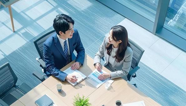 テーブルを囲んで会議するビジネスパーソン テーブルを囲んで会議するビジネスパーソンの写真