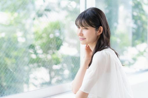 リビングでスキンケアをするミドルの女性 ビューティー,スキンケア,女性の写真素材