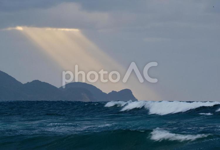 日本海の荒波と光芒 風景,日本海,荒波の写真素材