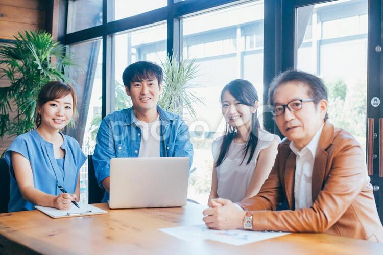 カジュアルな会社のスタッフミーティング 会議,ミーティング,会社の写真素材