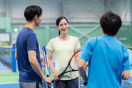 スポーツジムでテニスをする若い男女 テニス,テニススクール,スポーツジムの写真素材
