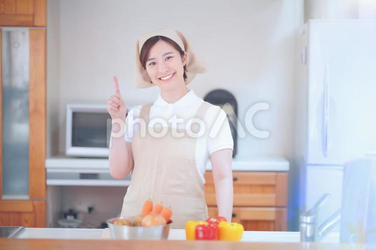 一番のポーズをする笑顔の女性 一番,女性,日本人の写真素材