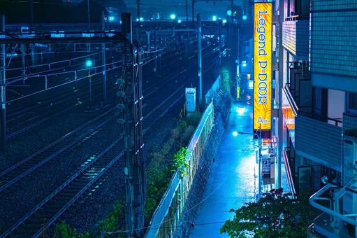 雨夜の線路沿い 雨夜の線路沿いの写真