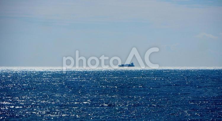駿河湾沖の貨物船・富士市前田地先 駿河湾,貨物船,水平線の写真素材