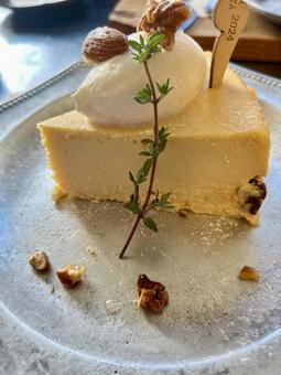 ナッツがアクセントのチーズケーキ ナッツがアクセントのチーズケーキ チーズケーキ,スイーツ,2024の写真素材