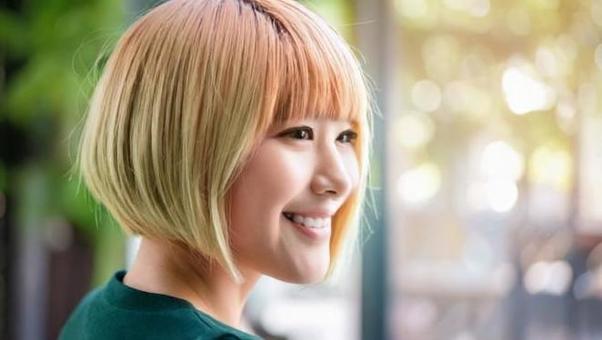 ショートヘアの女性 ショートヘアの女性の写真