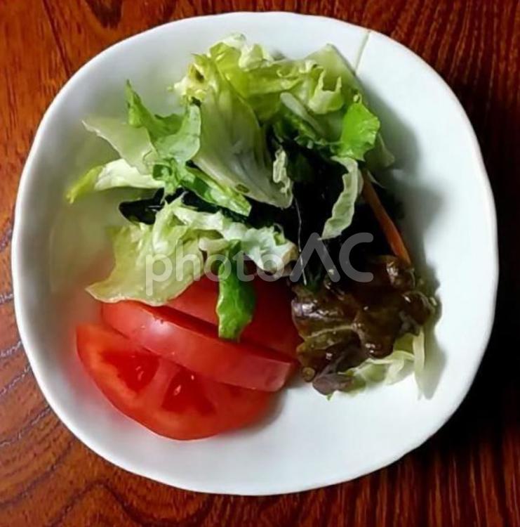 トマトとわかめとレタスのサラダの取り皿 トマト,わかめ,レタスの写真素材