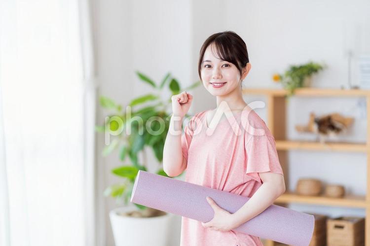 ガッツポーズのヨガインストラクターの女性 女性,フィットネス,エクササイズの写真素材