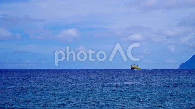 海を航行する東海汽船　橘丸 橘丸,海,船の写真素材