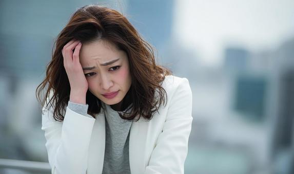屋外で深刻な問題に直面する女性 屋外で深刻な問題に直面する女性の写真