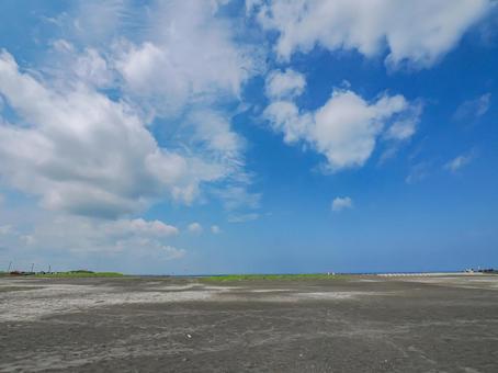 夏の晴れた砂浜と空 夏の晴れた砂浜と空の写真