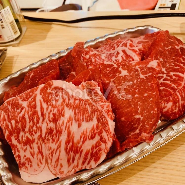 肉刺し 肉,肉料理,肉の塊の写真素材