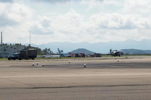 観客と航空機が集う日本・芦屋航空祭 飛行機,航空機,旅客機の写真素材