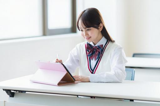 タブレットで学習する女子高校生 タブレットで学習する女子高校生 高校生,笑顔,学生の写真素材